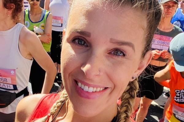Volunteer Sarah running for Endometriosis UK in the London Marathon